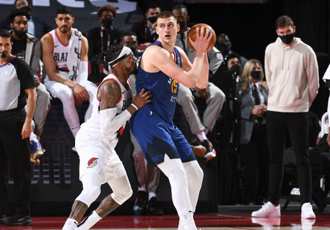  莫兰特禁赛归来率队击败开拓者  