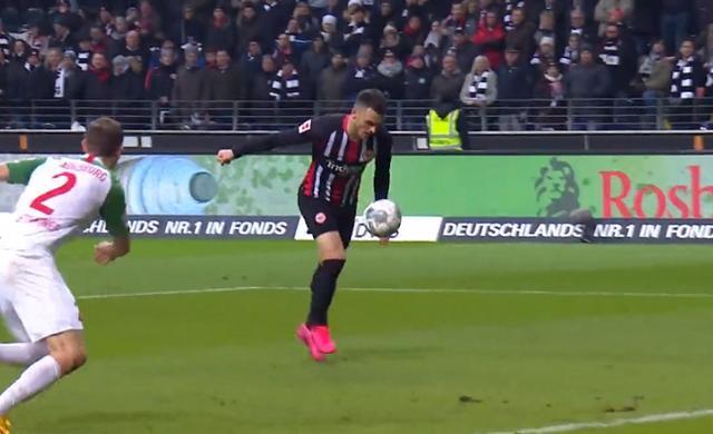  法兰克福定位球战术发威，角球配合敲开对手大门  